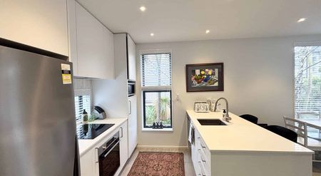 Stylish Furnished Home - short or long term! - Photo 3