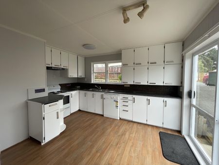 17 Amundsen Grove, Stokes Valley - Photo 3