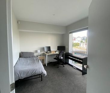 Immaculate Near New 3 Bedroom Townhouse in Whitby - Photo 1