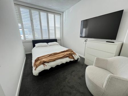 Bay Views, Beach Life & Unbeatable St Kilda Location – Fully Furnished - Photo 4