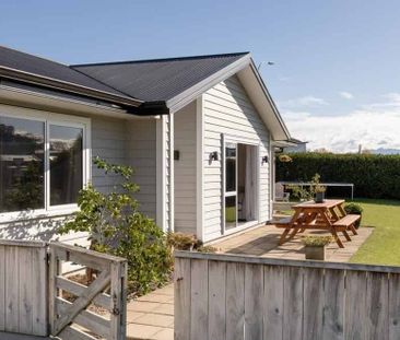 A sunny spacious 3 bedroom home - Photo 4