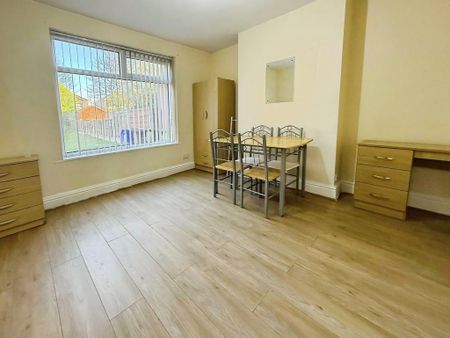 3 bedroom semi-detached house to rent - Photo 4