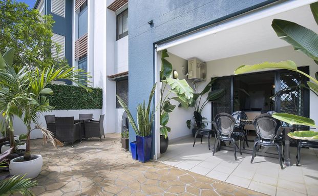 Welcome to the courtyard of your dreams in a fantastic location! - Photo 1