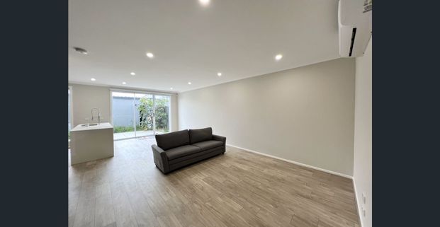 Spacious 4 Bedroom Townhouse - Photo 1