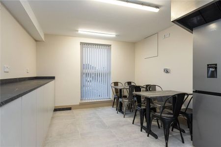 1 bedroom parking to rent - Photo 4