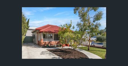 Charming three bedroom refurbished home - Photo 3