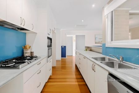 7 Valkyrie Crescent, Ringwood, Melbourne - Photo 2