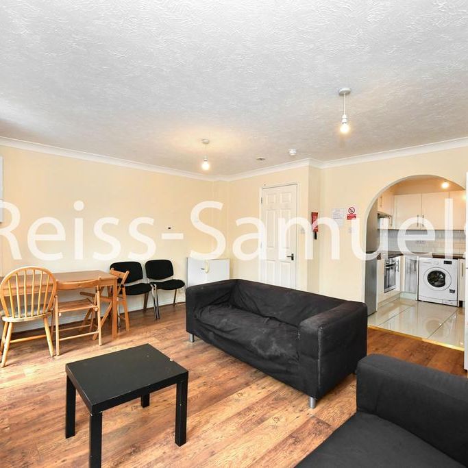 6 bedroom semi-detached house to rent - Photo 1