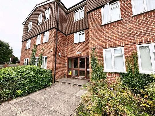 Leaway, Beech Tree Drive, Badshot Lea, Farnham, Surrey, GU9 - Photo 1