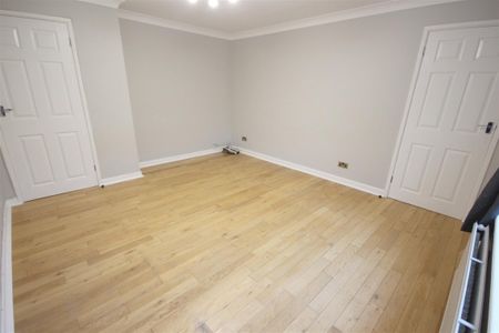 3 Bedroom House - Mid Terrace To Let - Photo 2