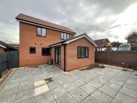4 bedroom detached house to rent - Photo 3