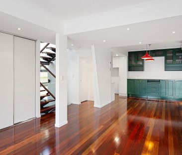 RARE RENOVATED HOME IN INNER-CITY PRIME LOCALE - Photo 4