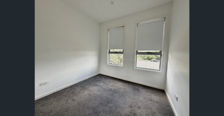 Top Level Townhouse ! - Photo 2