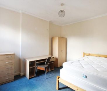 4 bedroom semi-detached house to rent - Photo 3