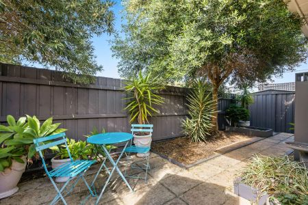 MODERN GROUND-FLOOR LIVING! - Photo 4