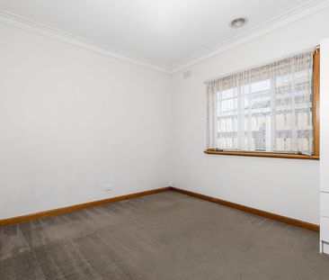 NESTLES CENTRALLY IN THOMASTOWN! - Photo 3