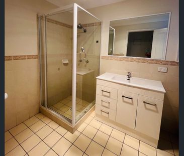 Modern 2-Bedroom Villa with Lake Views and Entertainment Area - Photo 6