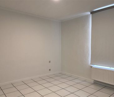 Ruim tweeslaapkamer-appartement met terras in het centrum - Photo 3