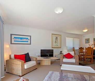 COMFORTABLE FAMiLY LiViNG iN CONVENiENT LOCATiON - Photo 3