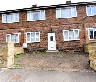 3 bedroom Flat in Lea Farm Drive, Leeds - Photo 2