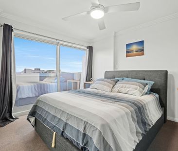 Modern Two-Bedroom Apartment with Stunning Views - Photo 3