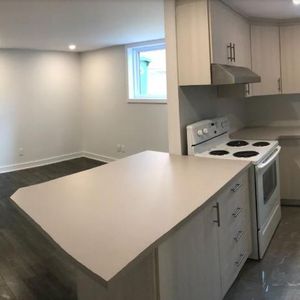 3 1/2 Rénové A à Z, électros, calme et respect - Photo 2