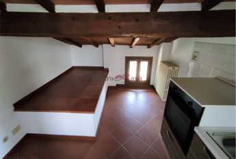 Caratteristica mansarda arredata di sola cucina!