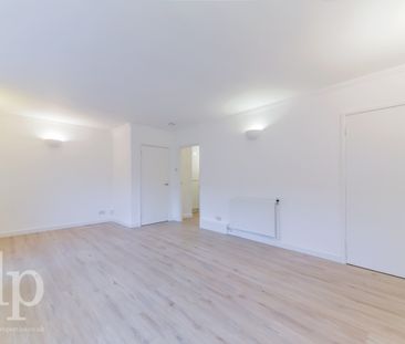 3 Bedroom Apartment, Rokeby House, Lambs Conduit Street, WC1N - Photo 2