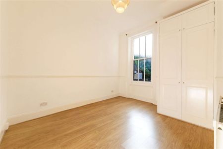 A well-presented two bedroom apartment set behind a quiet and discreet street, off Albert Bridge Road. - Photo 5
