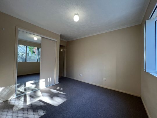 Ground Floor unit with air-con in great position! - Photo 1