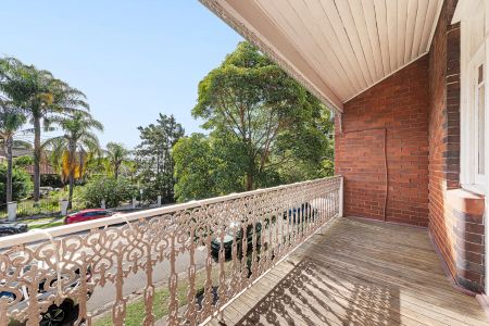 Gorgeous Three Bedroom Terrace with Sydney Harbour Views - Photo 4