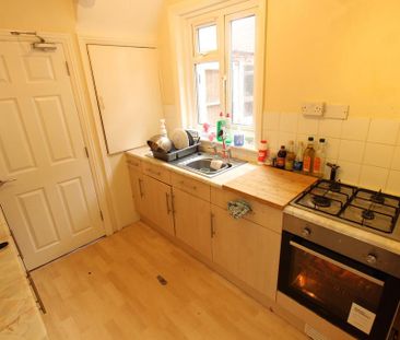 4 bedroom end of terrace house to rent - Photo 5