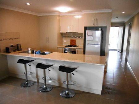 2 LYSTERFIELD LANE, Wodonga VIC 3690 - House For Rent | Domain - Photo 4