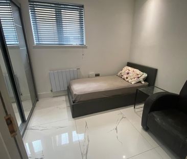 Room in a Shared House, North Drive, TW3 - Photo 6