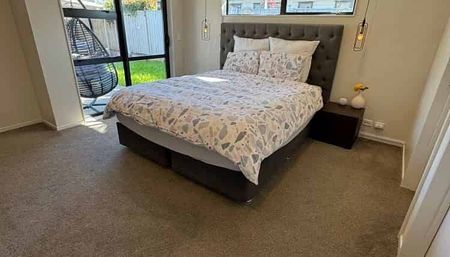 Charming 4BR house in Karaka Lakes - Photo 2