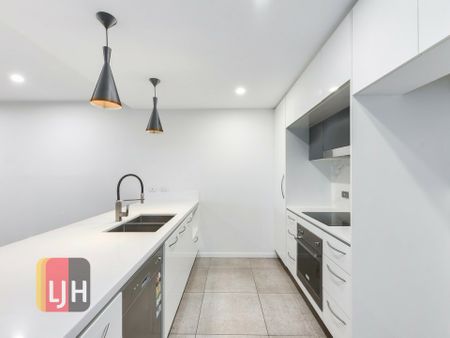 AIR CONDITIONED TWO BEDROOM UNIT WITH TWO CAR ACCOM! - Photo 5