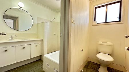 Spacious 3 Bedroom Home with Pet Friendly Yard !!! - Photo 3