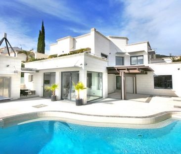 Luxurious designer villa with sea views in Bendinat - Photo 4