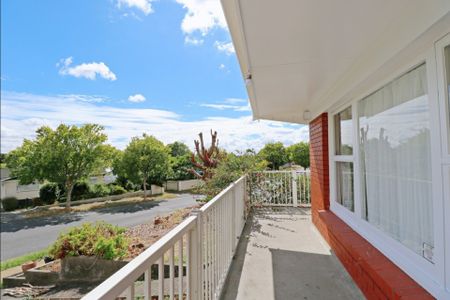 Spacious Three Bedrooms in Dinsdale - Photo 5