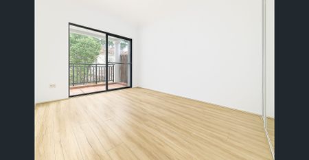 Modern, Light-Filled Apartment in a Boutique Block - Photo 2