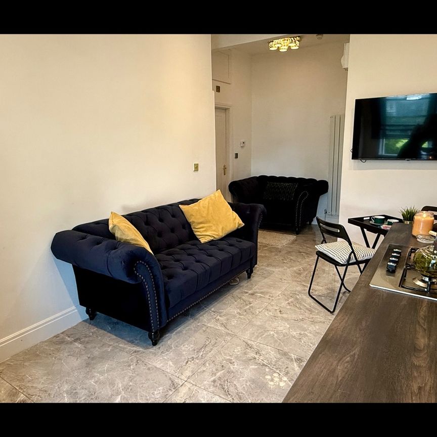 Studio Flat, West Cromwell Road, SW5 - Photo 1