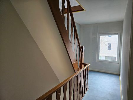 Ruime gezinswoning met tuin en carport in centrum - Photo 3