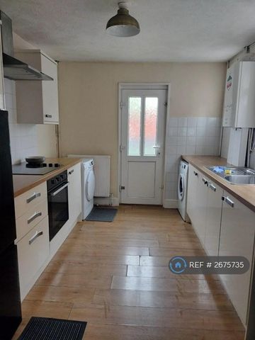 1 bedroom in a house share to rent - Photo 5