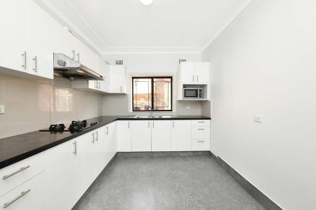 Charming Family Haven with Modern Comforts in Serene Surroundings! - Photo 4