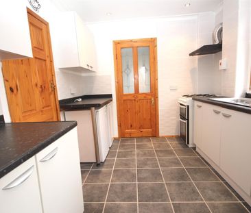 3 bedroom Semi-Detached House to let - Photo 3