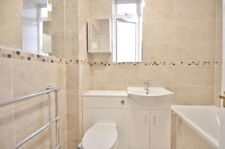 Latymer Court, Hammesrsmith Road, Hammersmith, London, W6 - Photo 5