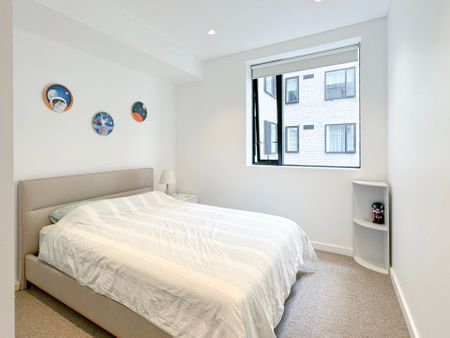 Stunning Nearly New Fully Furnished 3-Bedroom Apartment in the Heart of Bondi Junction - Photo 4