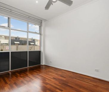 “An Ultra - Convenient Urban Haven!” - Photo 5