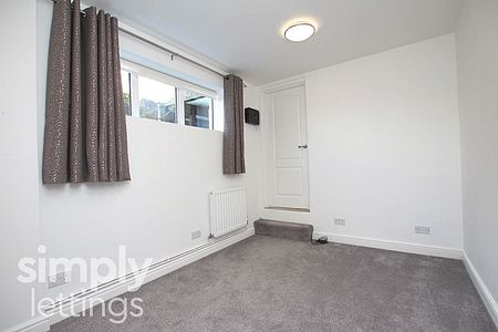 5 Bed property for rent - Photo 4