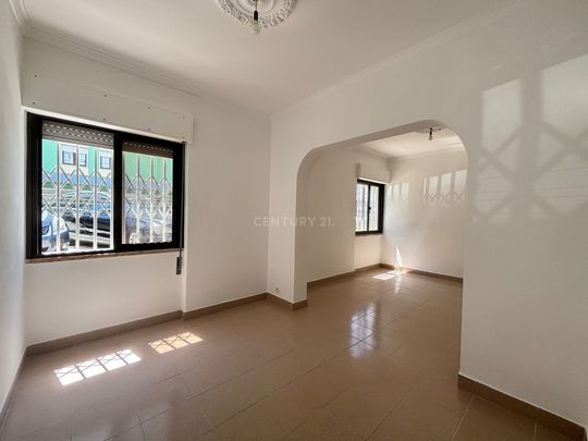 Apartamento T2 Remodelado a 400 Metros da CP do Cacem - Photo 1